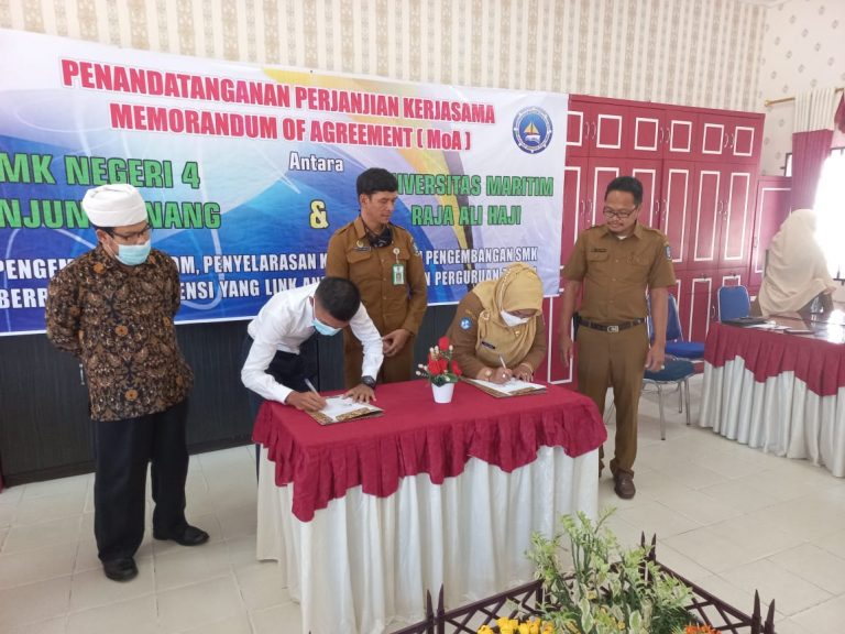 REVITALISASI SMKN 4 TANJUNGPINANG: PENINGKATAN KERJASAMA DENGAN PERGURUAN TINGGI