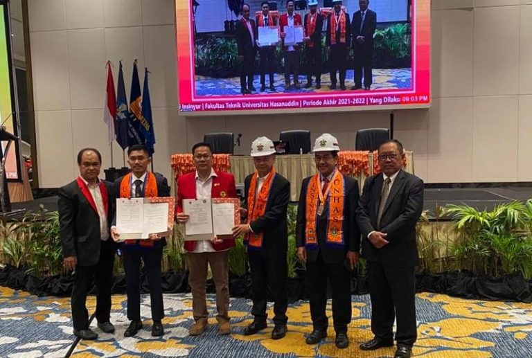 Penandatanganan MOU Oleh Dekan Fakultas Teknik Universitas Maritim Raja Ali Haji Bersama Dekan Fakultas Teknik Universitas Hasanuddin
