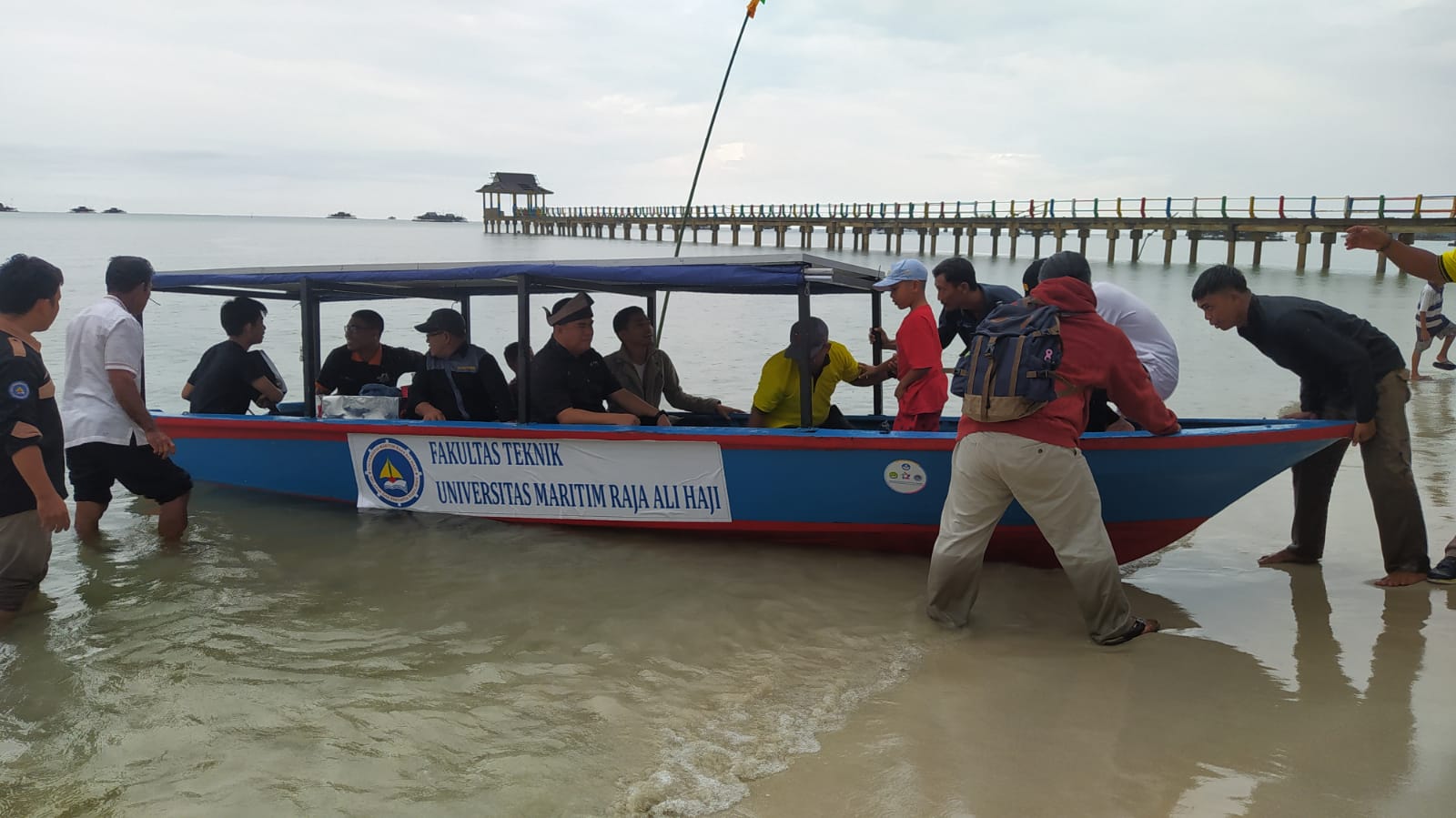 Read more about the article Pilot Project Kosabangsa 2022: PJ Sekdakab Bintan Launching Kapal Wisata dengan Motor Listrik Bertenaga Surya