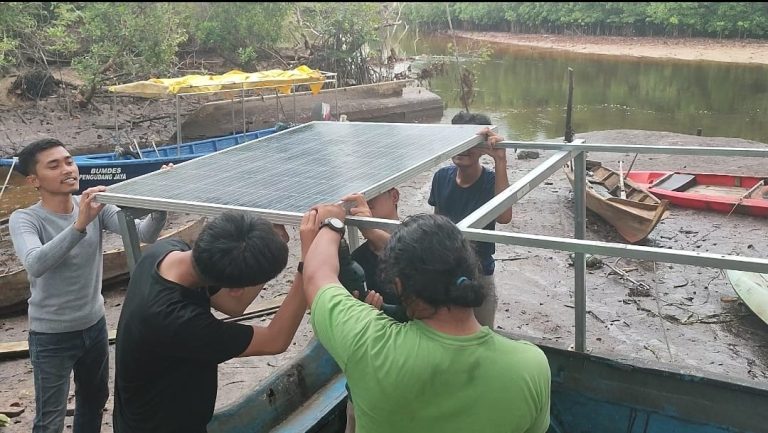 Pilot Project Kosabangsa 2022: FT UMRAH Lakukan Instalasi Motor Listrik Bertenaga Surya untuk Kapal Wisata di Desa Pengudang