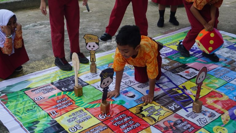 Tim PKM-PM RBM Memperkenalkan Media Pembelajaran Interaktif Berbasis Muatan Pengetahuan Umum dan Muatan Lokal Budaya Melayu di SDN 013 Tanjungpinang Barat