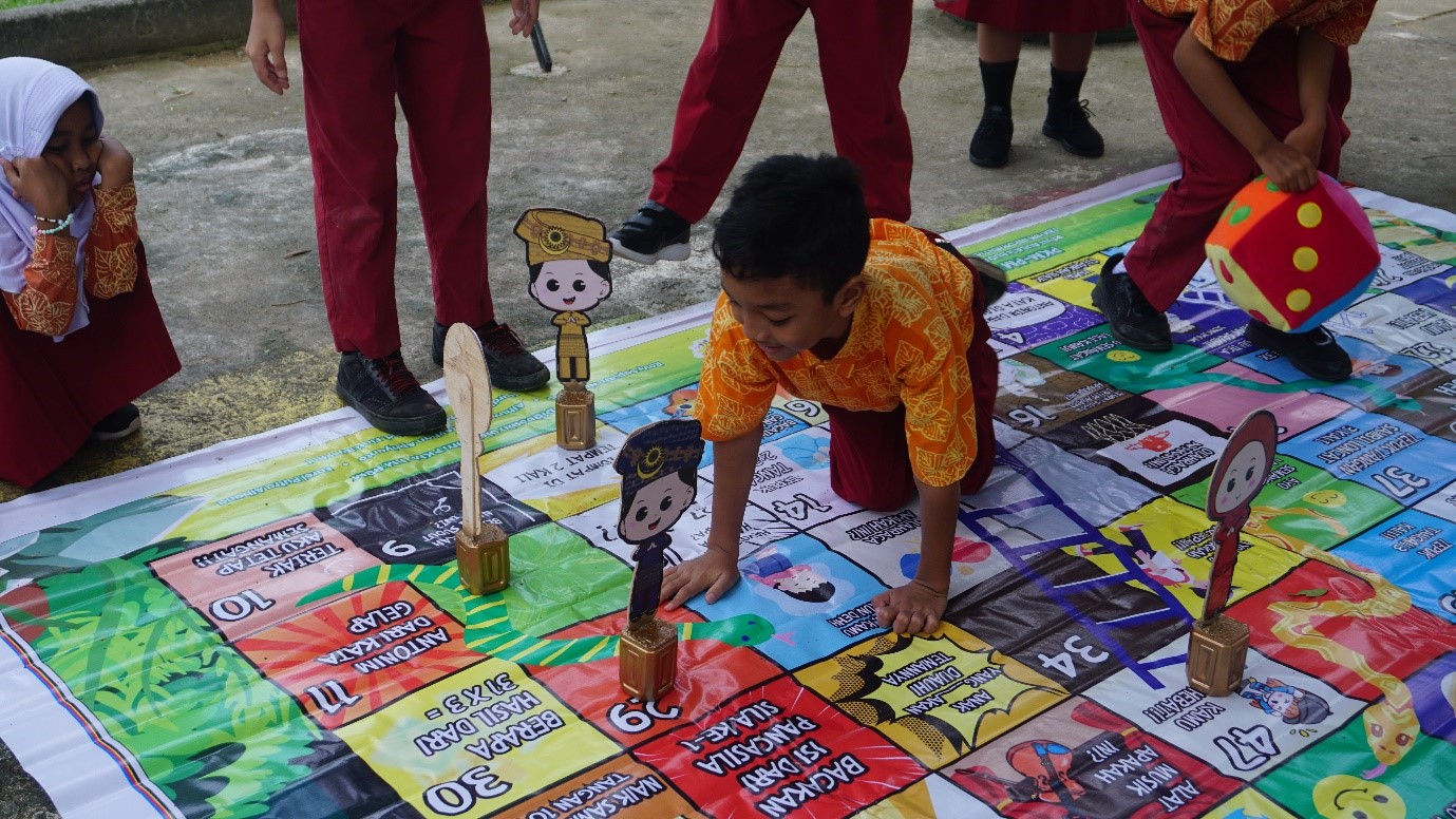 Read more about the article Tim PKM-PM RBM Memperkenalkan Media Pembelajaran Interaktif Berbasis Muatan Pengetahuan Umum dan Muatan Lokal Budaya Melayu di SDN 013 Tanjungpinang Barat