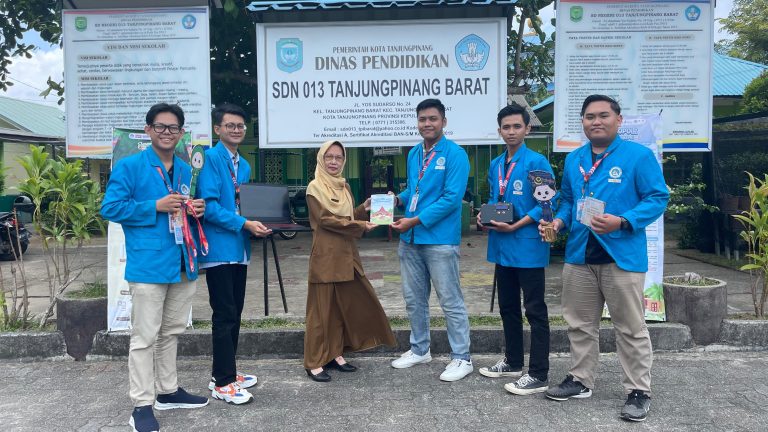 Tim PKM-PM RBM Serahkan Hasil Program Inovatif kepada SDN 013 Tanjungpinang Barat