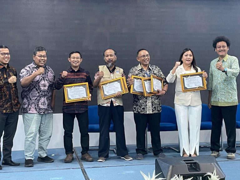 Inovasi Pembelajaran Berbasis AI: Peneliti UMRAH Sabet Best Paper Award di SISFOTEK 2025